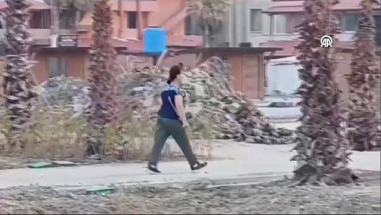 Bu tehlikeye kim dur diyecek! Sokak köpekleri sahilde yürüyen kadına saldırdı - Resim: 2